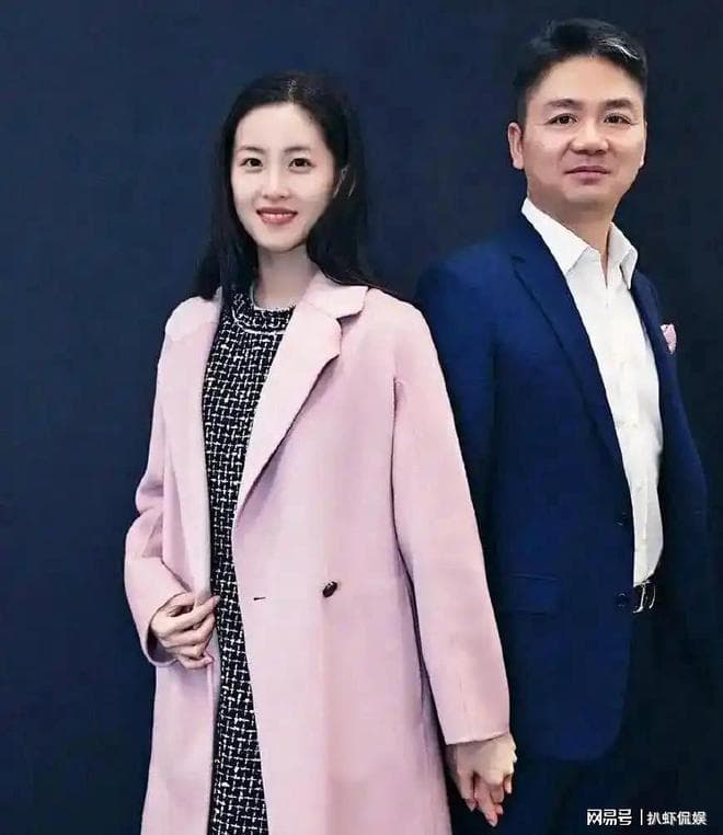 劉強東夫婦巴黎街頭被偶遇,夫妻倆一前一後無交集,章澤天好時尚